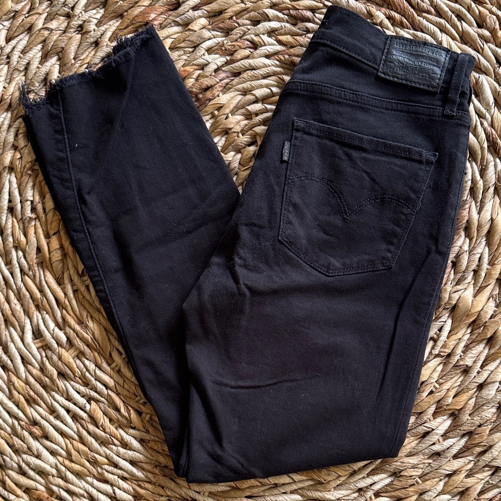 Levi’s High Rise Crop Black Jeans